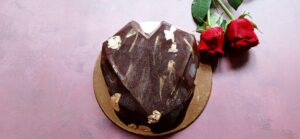 tort czekoladowy w kształcie serca